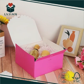 Ružičasta kutija za rođendanski poklon